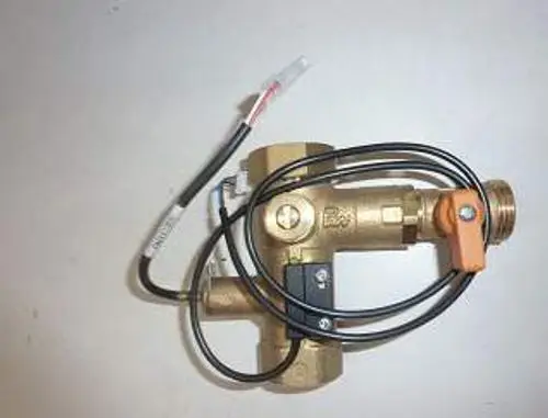 Remeha Flussmesser mit elektrischen Anschlüssen und einer orangefarbenen Klappe. Das Produkt hat einen metallischen Körper und flexible Leitungen.